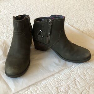 Teva Green Ankle Booties for Stylish Comfort Size 7.5
